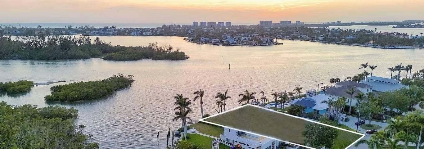 1386 TANGIER WAY, Sarasota, FL 34239 Enjoy sunset views.