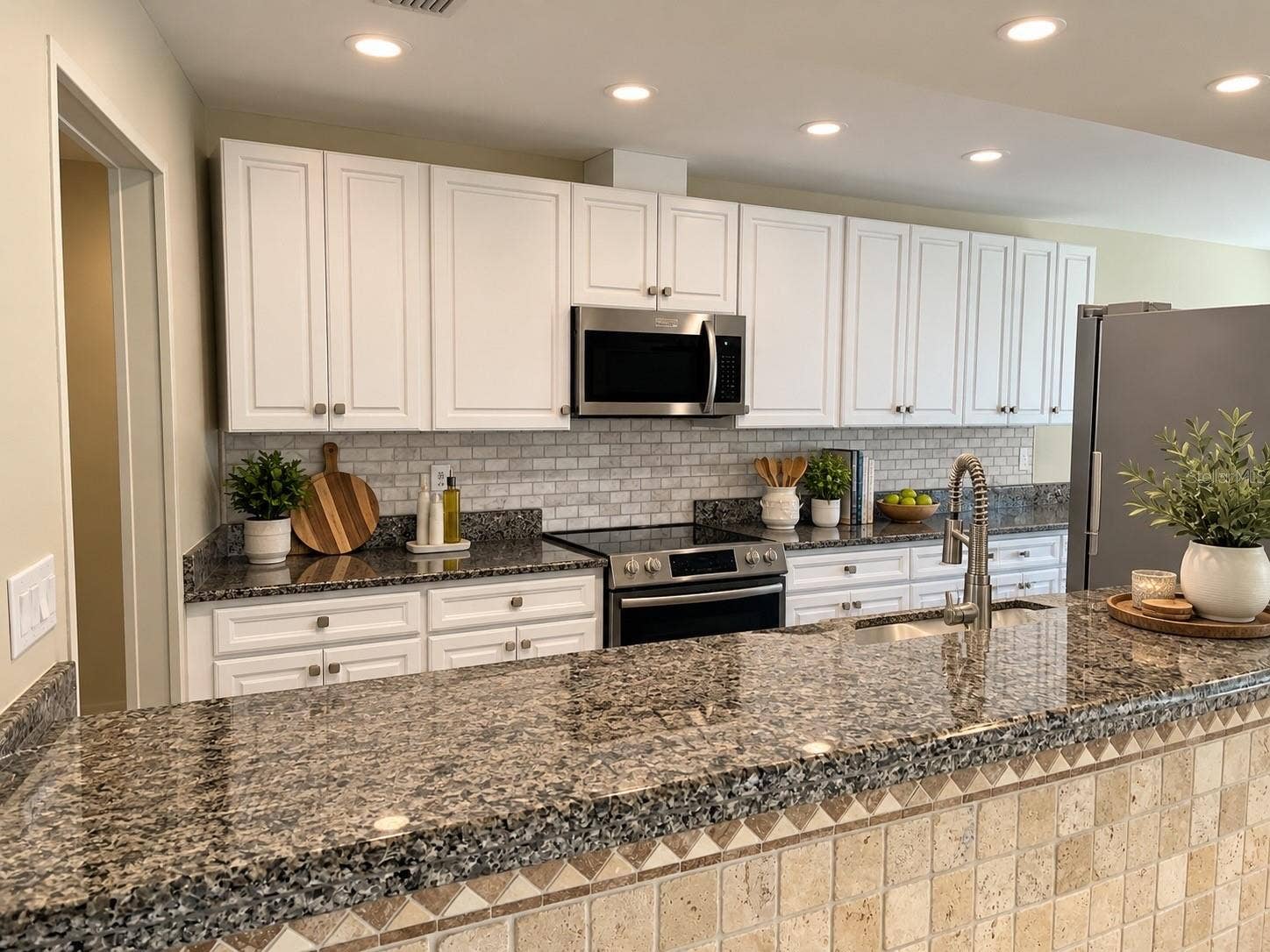 6993 COUNTRY LAKES CIRCLE, Sarasota, FL 34243 VIRTUAL Staged Kitchen view