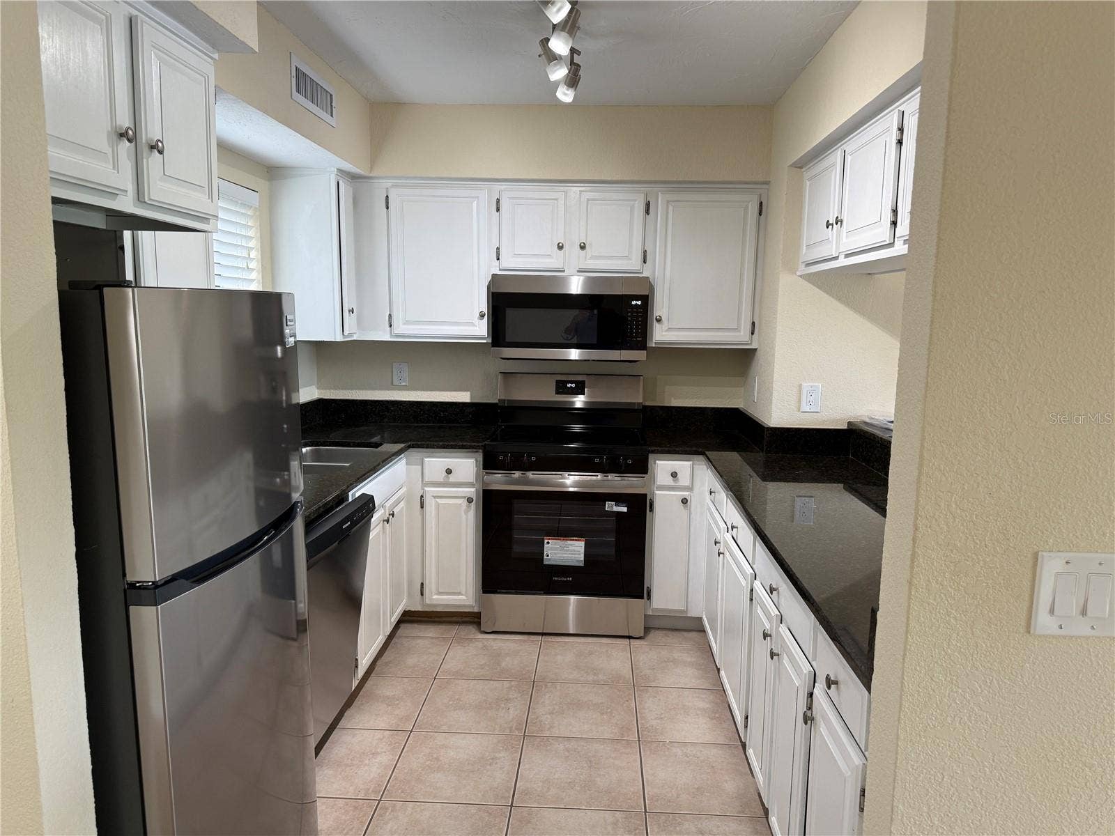 5697 ASHTON LAKE DRIVE, #6, Sarasota, FL 34231 kitchen