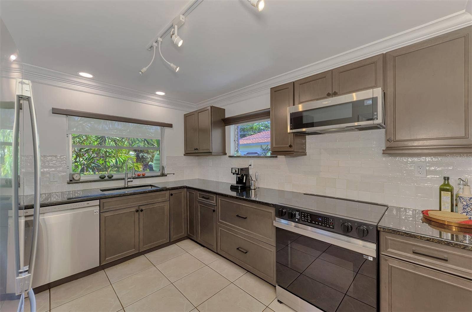 211 46TH STREET W, Bradenton, FL 34209 211 46TH STREET W, Bradenton, FL 34209