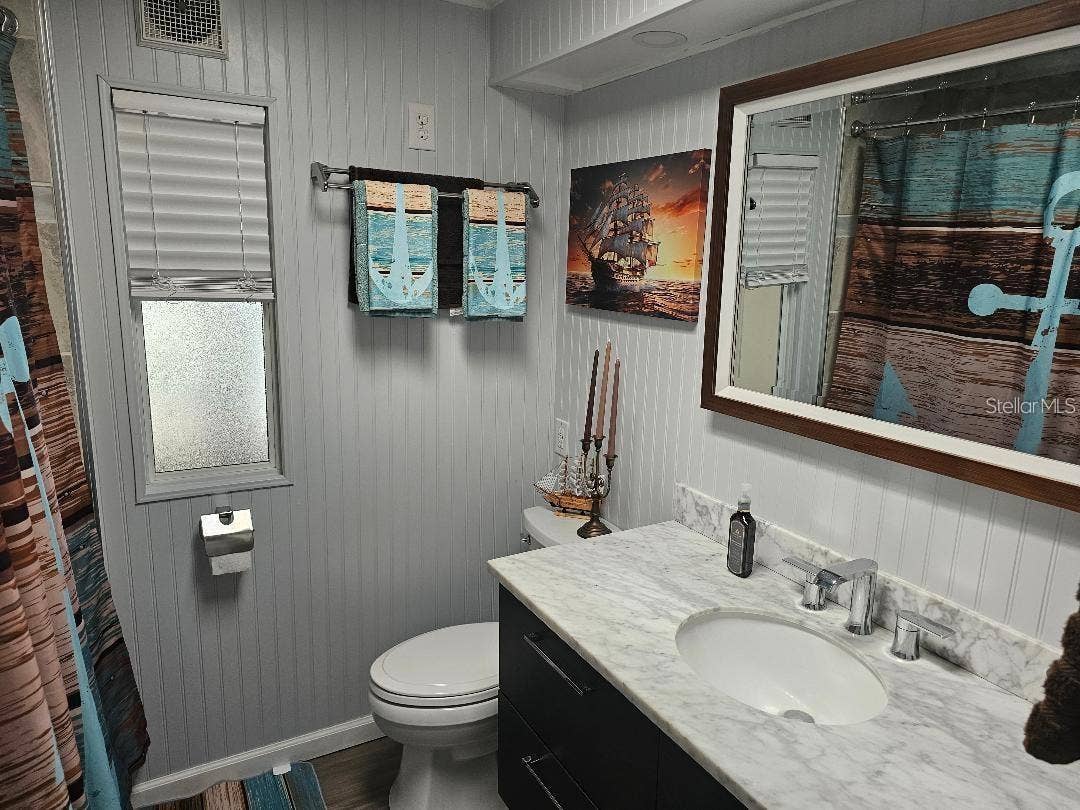 5619 BAYSHORE ROAD, #115, Palmetto, FL 34221 GUEST BATH VANITY/TUB AND SHOWER COMBO.