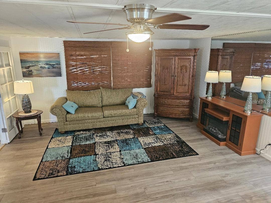 5619 BAYSHORE ROAD, #115, Palmetto, FL 34221 LIVING RM.