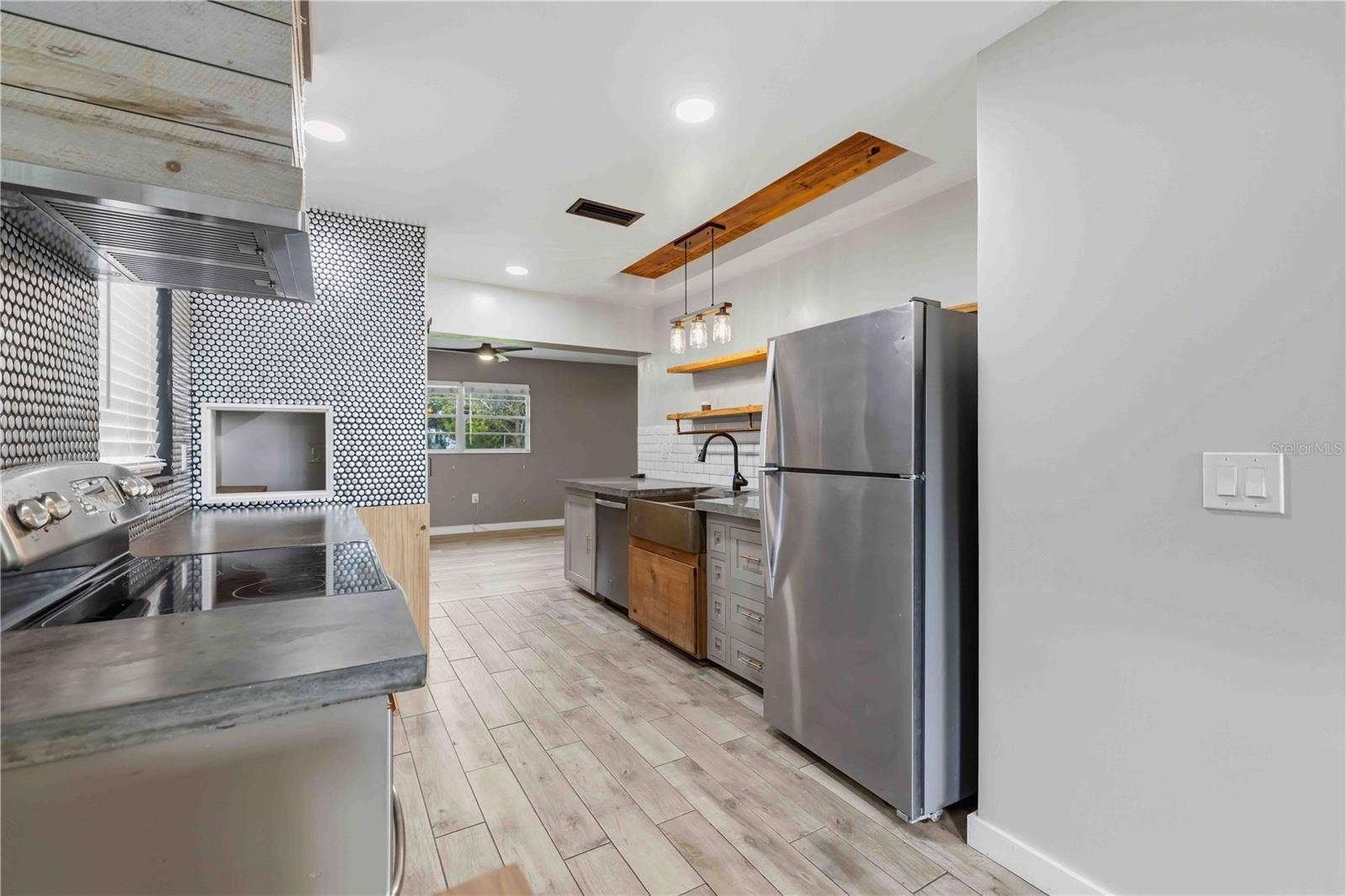 904 66TH AVENUE W, Bradenton, FL 34207