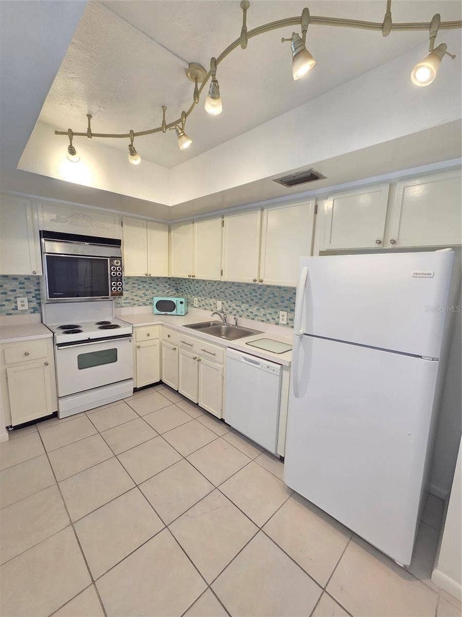 7100 SUNSHINE SKYWAY LANE S, #301, St Petersburg, FL 33711 Kitchen