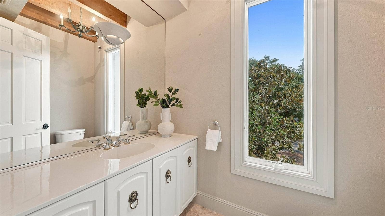 168 COASTAL HAMMOCK COURT, Osprey, FL 34229 A beautifully finished powder room adds convenience for residents and guests.