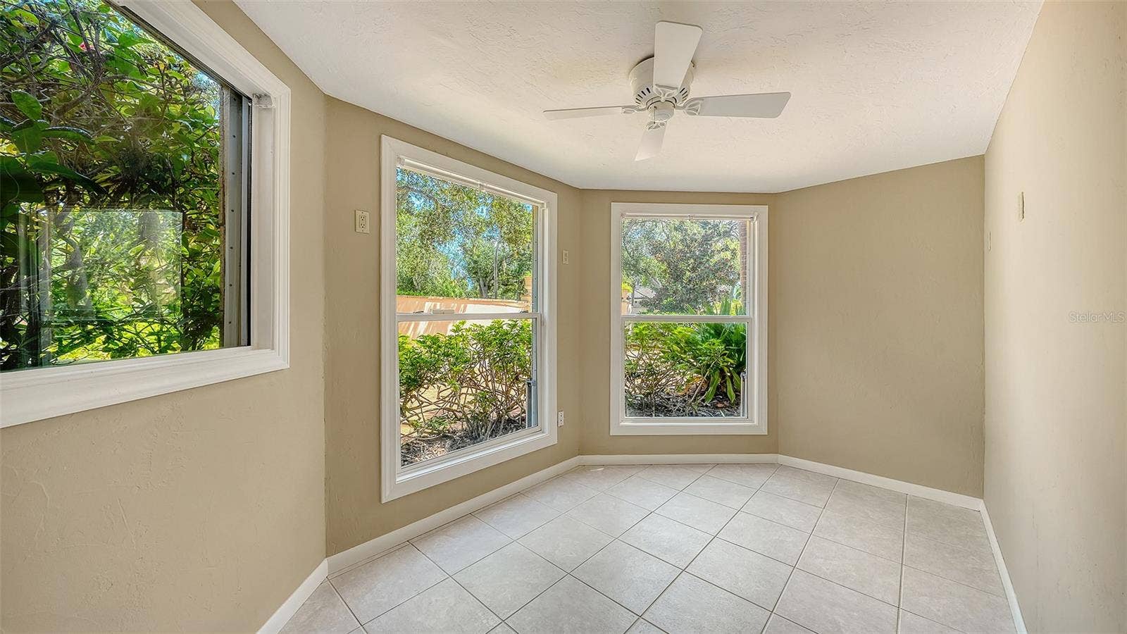 168 COASTAL HAMMOCK COURT, Osprey, FL 34229 A light filled bonus area offers flexibility for an office, hobby room or additional storage.