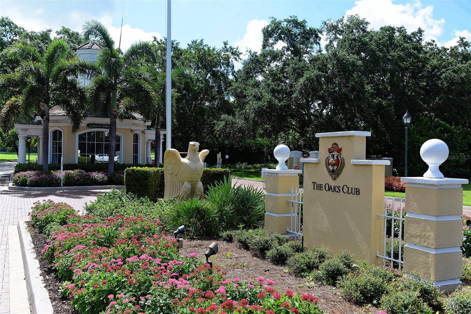 168 COASTAL HAMMOCK COURT, Osprey, FL 34229 A prestigious gated setting offering privacy, natural beauty and access to The Oaks' celebrated private club lifestyle.