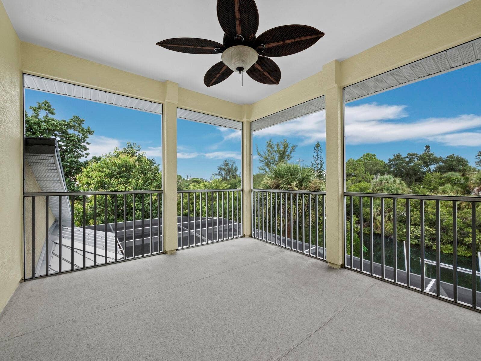 182 ISLAND CIRCLE, Sarasota, FL 34242