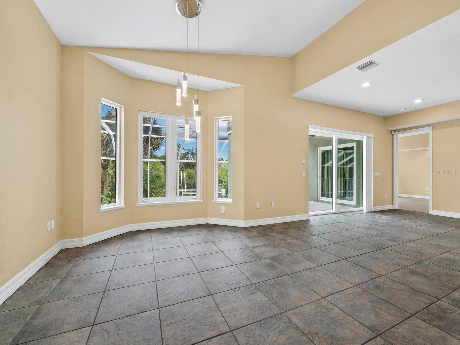 182 ISLAND CIRCLE, Sarasota, FL 34242
