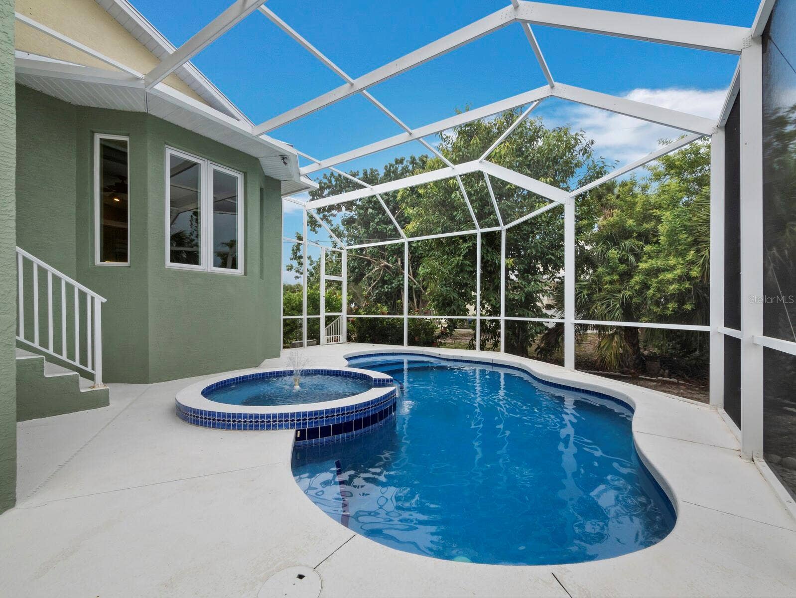 182 ISLAND CIRCLE, Sarasota, FL 34242