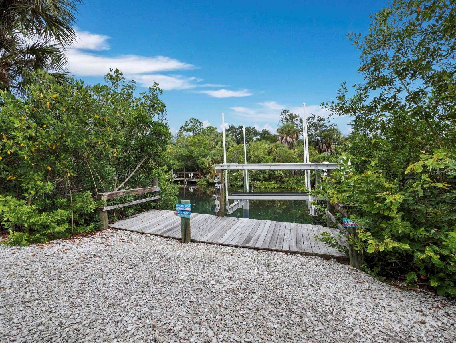 182 ISLAND CIRCLE, Sarasota, FL 34242