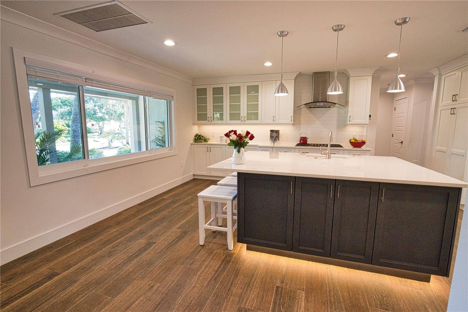 Sarasota, FL 34242 Kitchen Island with Seating,Sink & Storage