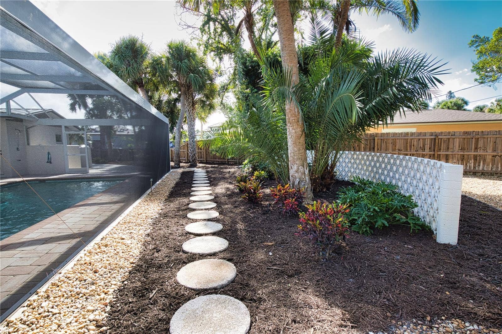 Sarasota, FL 34242 Stepping Stones to Large Backyard