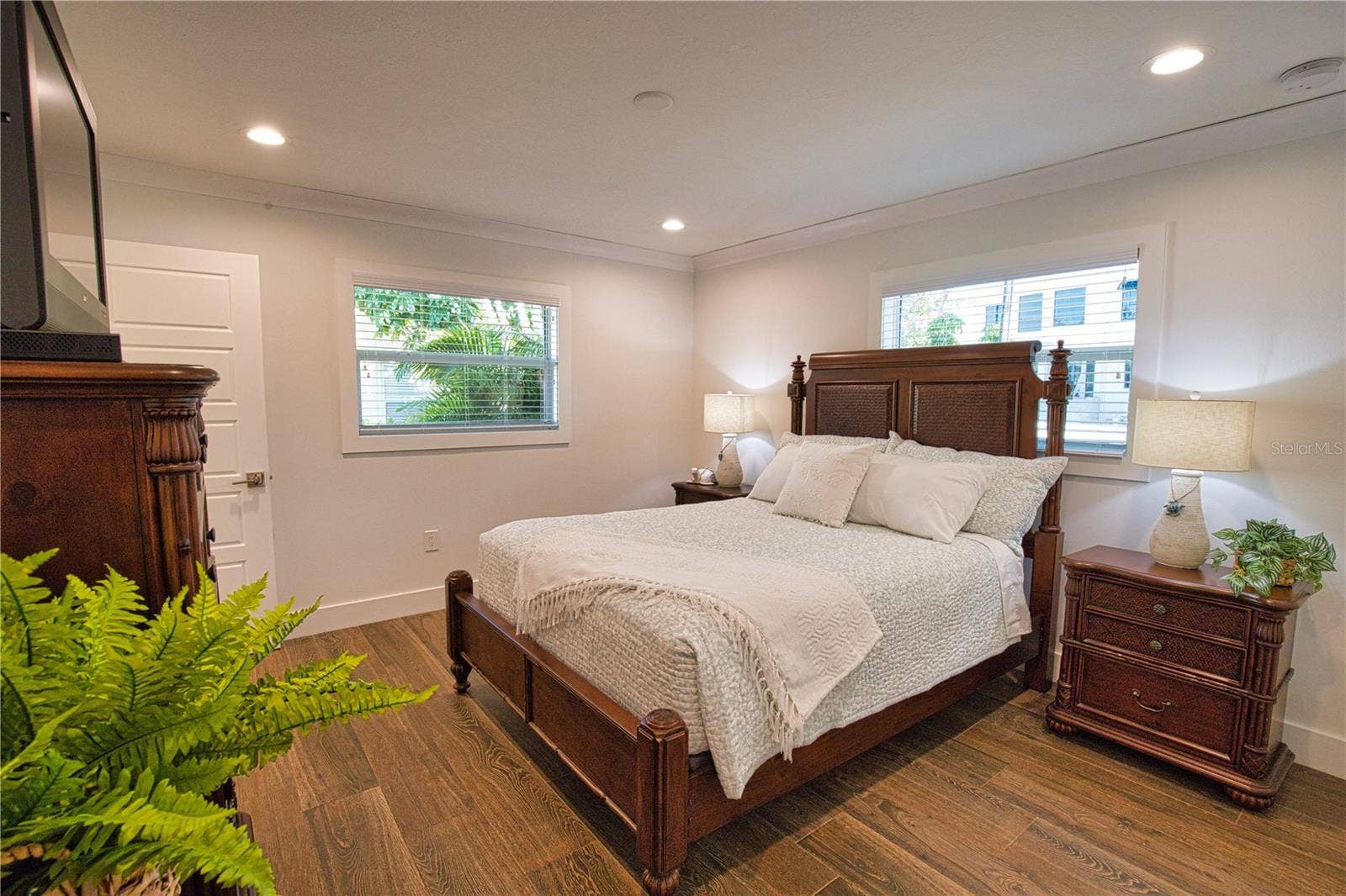 Sarasota, FL 34242 Guest Bedroom with Built-in Closet