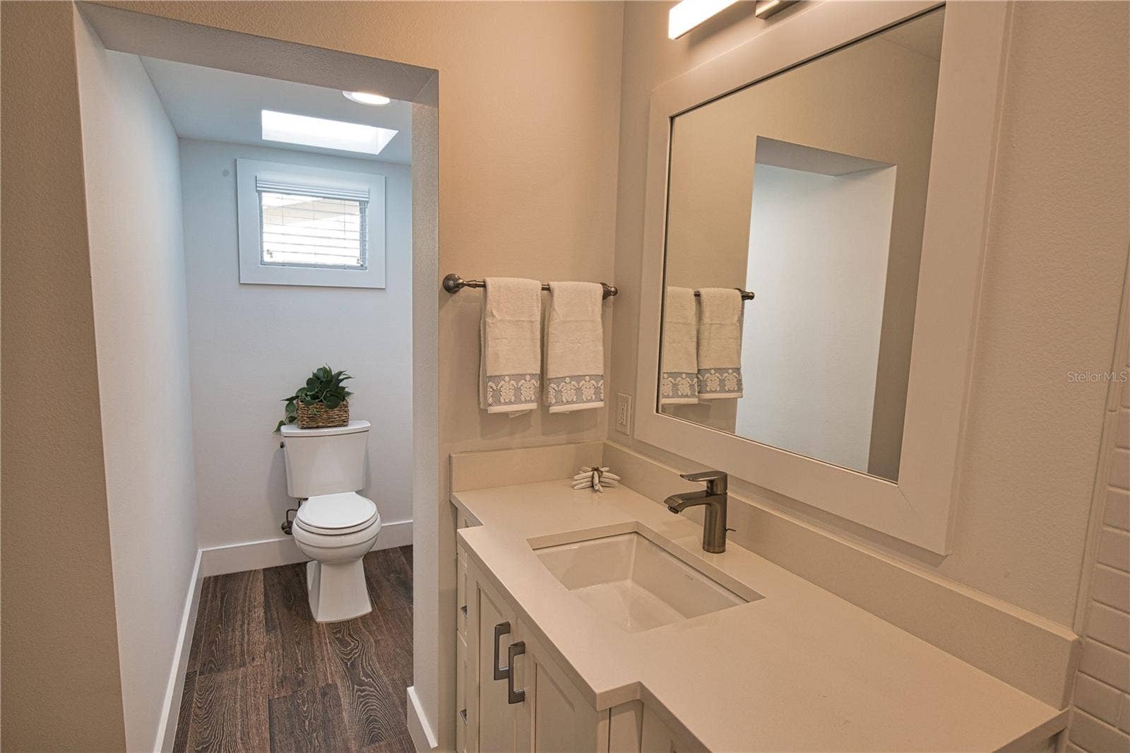 Sarasota, FL 34242 Guest Bath with Sky Light
