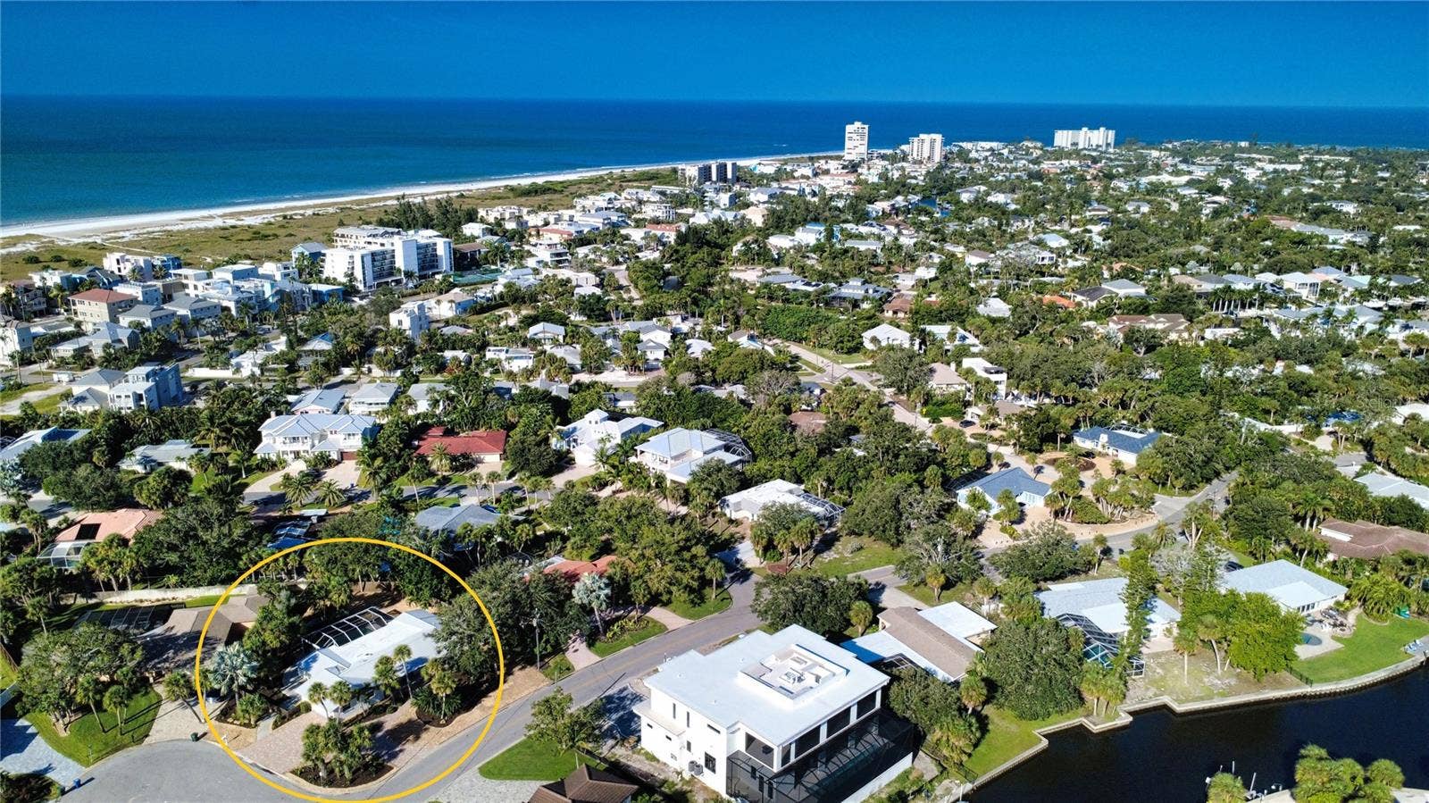 Sarasota, FL 34242 So Close to the Beach!