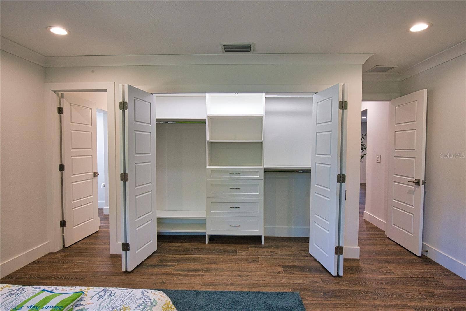 Sarasota, FL 34242 Guest Bedroom with Built-In Closet
