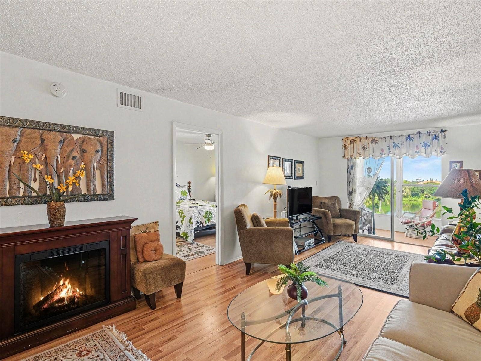 3785 LAKE BAYSHORE DRIVE, #H-405, Bradenton, FL 34205 Living Room