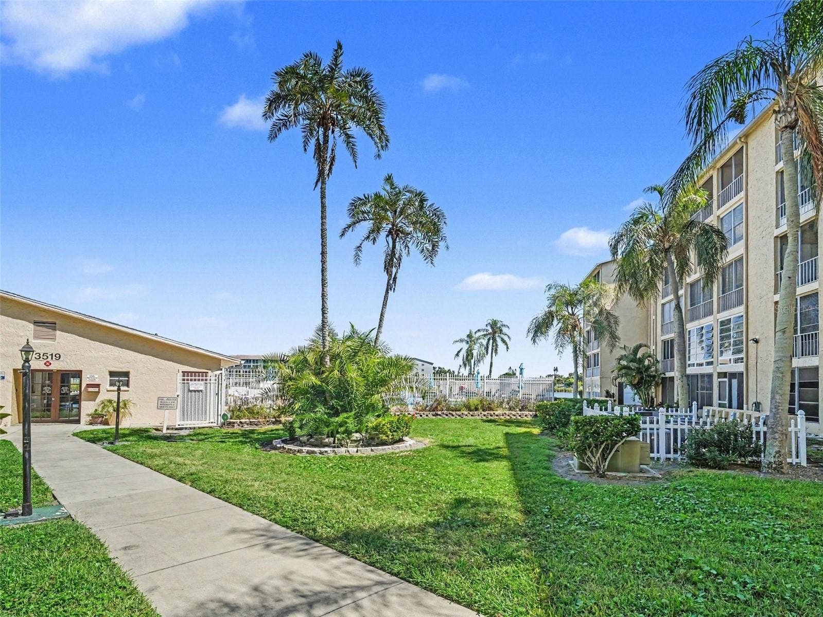 3785 LAKE BAYSHORE DRIVE, #H-405, Bradenton, FL 34205 Courtyard and Clubhouse