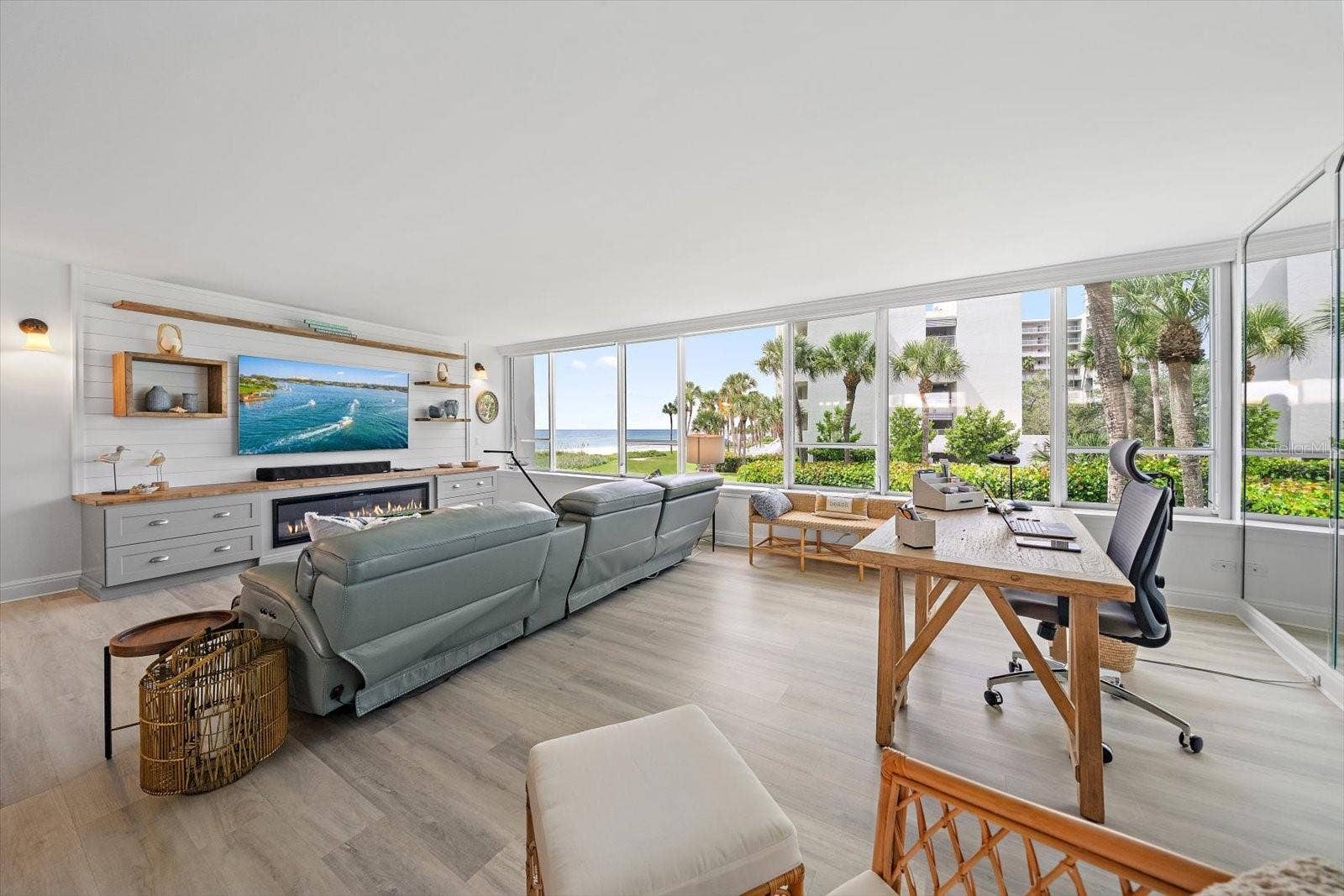 100 SANDS POINT ROAD, #219, Longboat Key, FL 34228 Great room