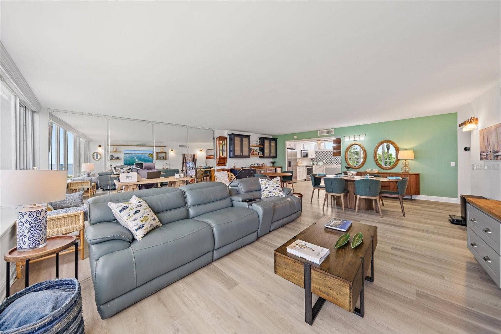 100 SANDS POINT ROAD, #219, Longboat Key, FL 34228 Great room