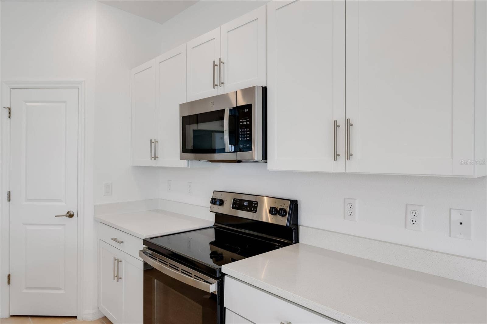 15150 GINETTI STREET, Nokomis, FL 34275 Stainless steel appliances throughout the kitchen finish the amazing kitchen look!