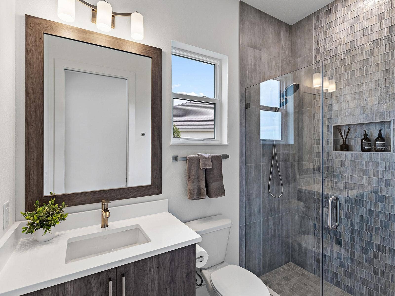 1320 IVORY TUSK CIRCLE, Sarasota, FL 34240 Full Pool Bathroom