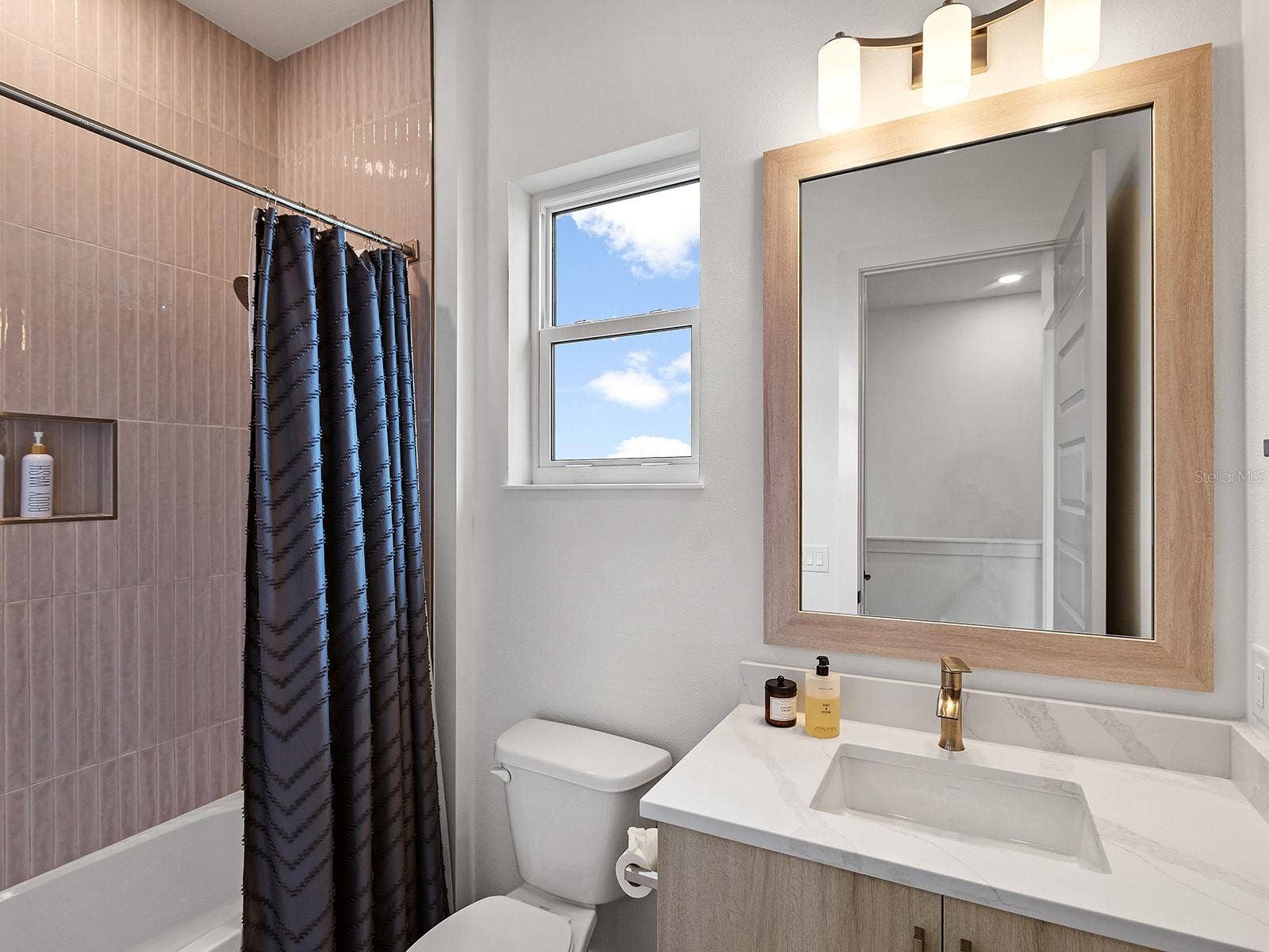 1320 IVORY TUSK CIRCLE, Sarasota, FL 34240 Full Guest Bath upstairs