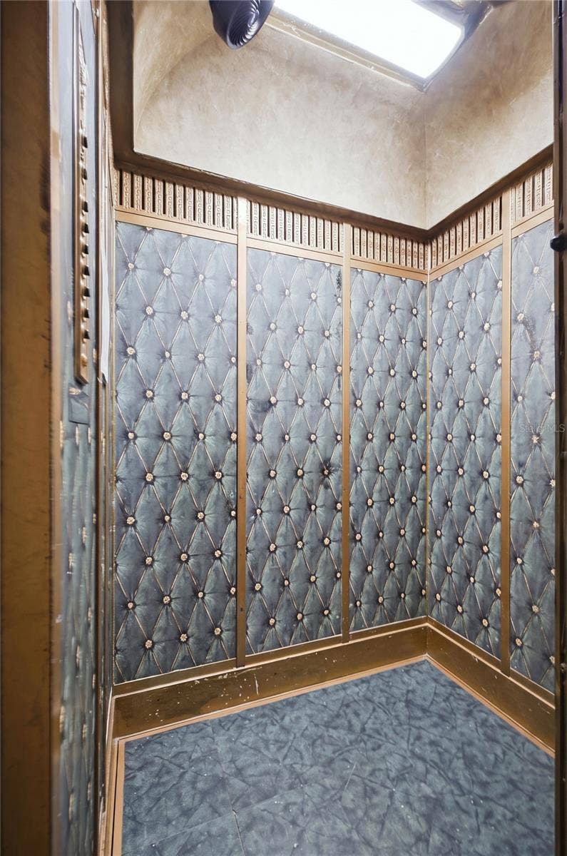 Elevator 1/3