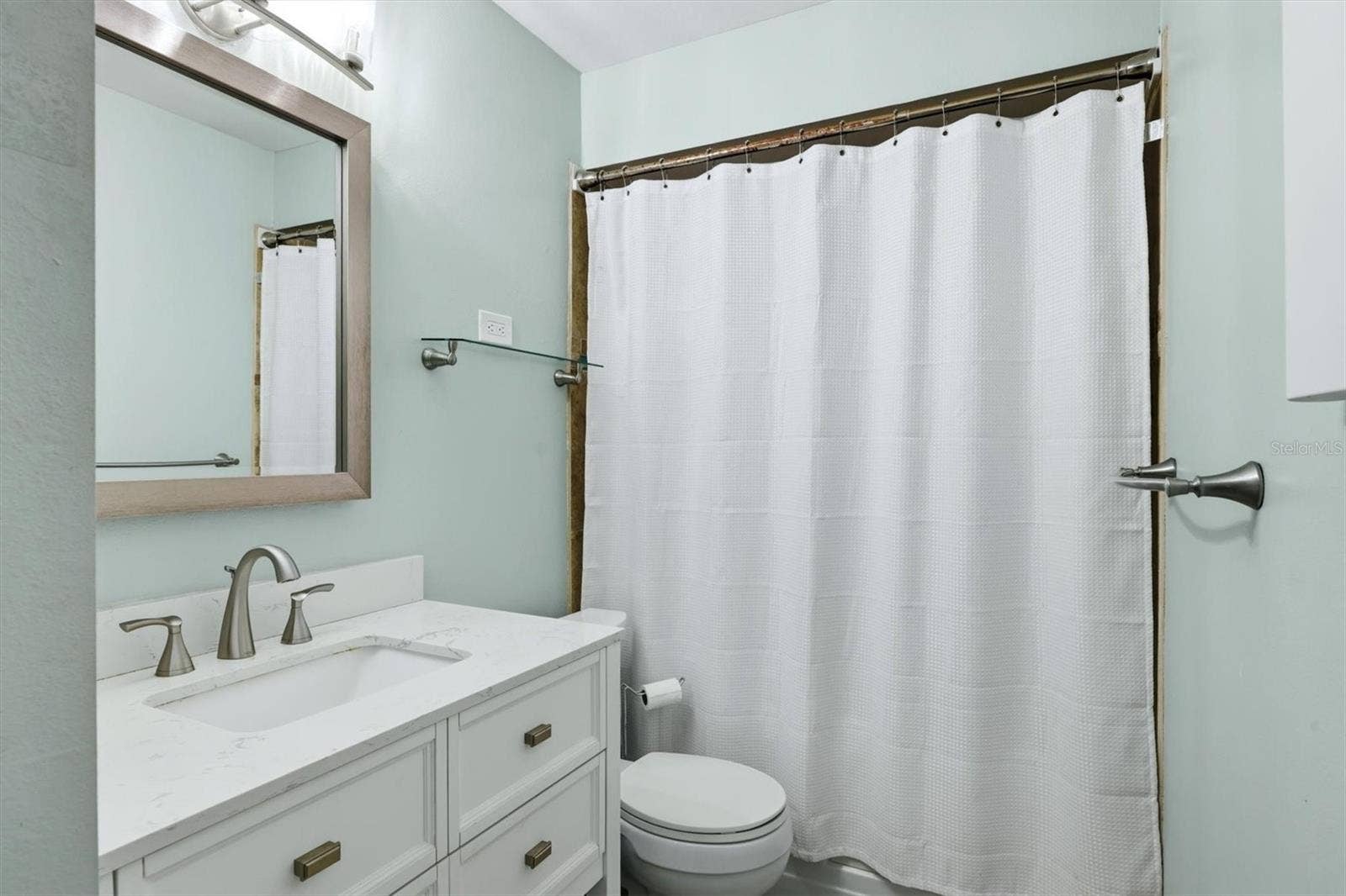 En-suite Master Bathroom /Shower/ Tub