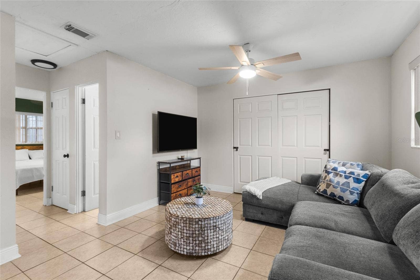 5318 17TH STREET W, Bradenton, FL 34207 Unit B Living Room