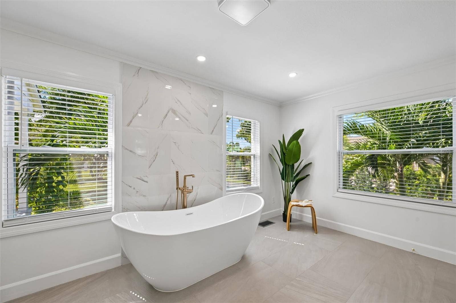 5060 18TH AVENUE W, Bradenton, FL 34209 Free standing tub.