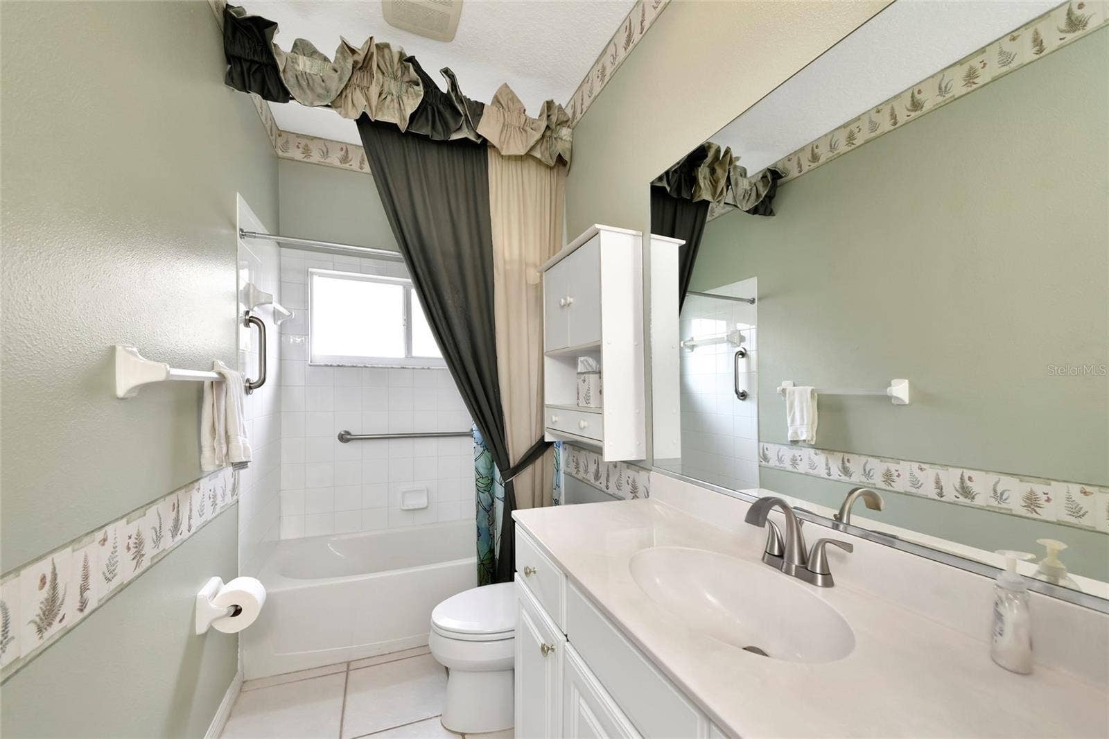 6256 DONNINGTON COURT, Sarasota, FL 34238 Guest bath.