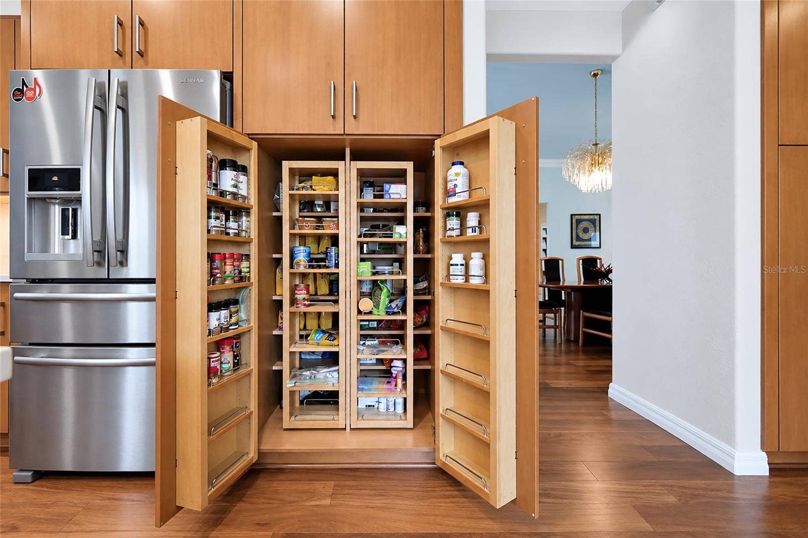 6256 DONNINGTON COURT, Sarasota, FL 34238 Multi-hinged cabinets w/smart design built ins.