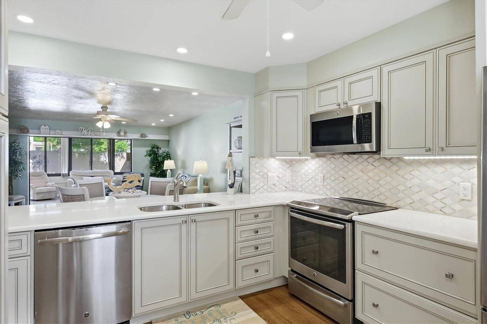 753 OAKVIEW DRIVE, Bradenton, FL 34210 753 OAKVIEW DRIVE, Bradenton, FL 34210