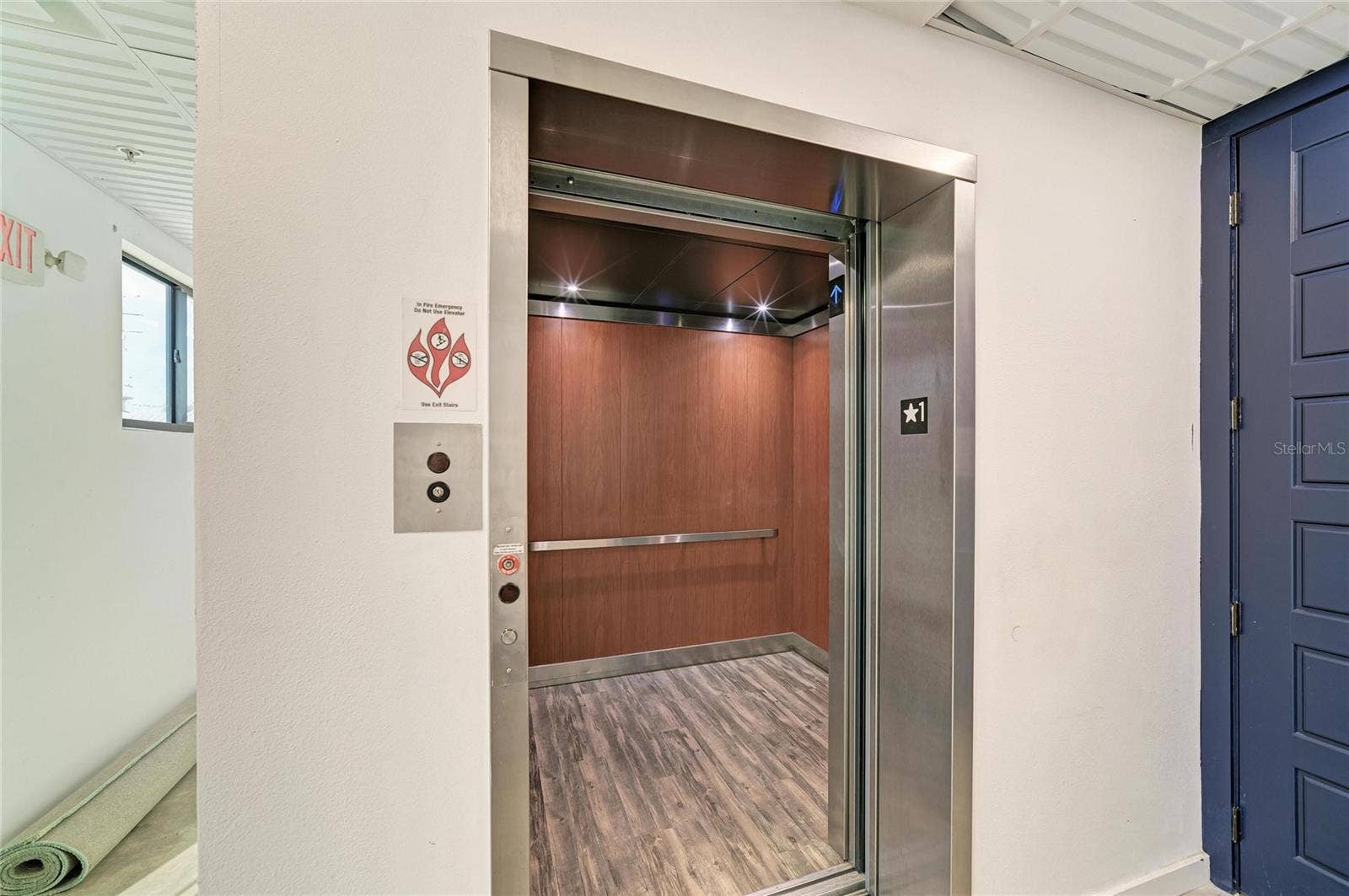 3004 AVENUE C, Holmes Beach, FL 34217 Ground level - Oversized elevator