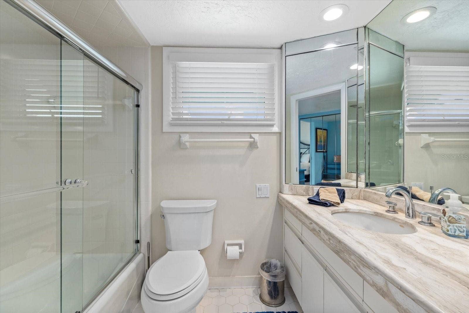 Primary bathroom (a his/hers)