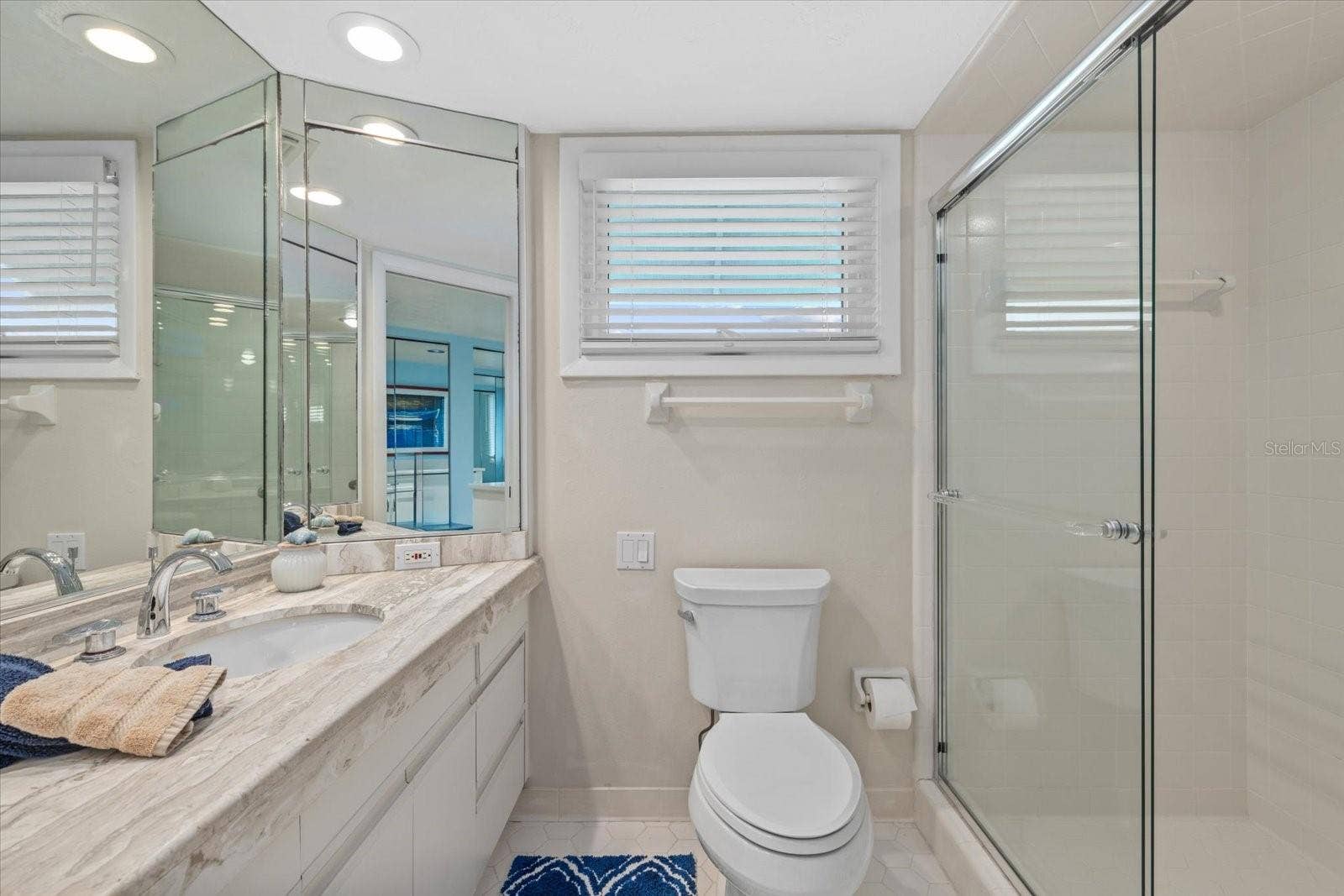 Primary bathroom (a his/hers)