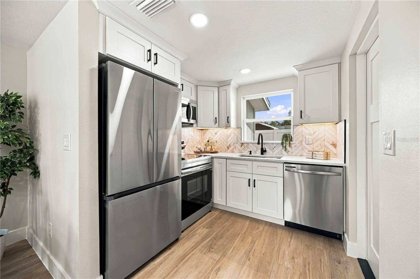 1802 ROBINHOOD STREET, Sarasota, FL 34231 1802 ROBINHOOD STREET, Sarasota, FL 34231