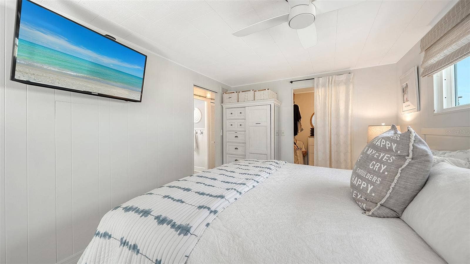 Owner's bedroom w/walkin closet