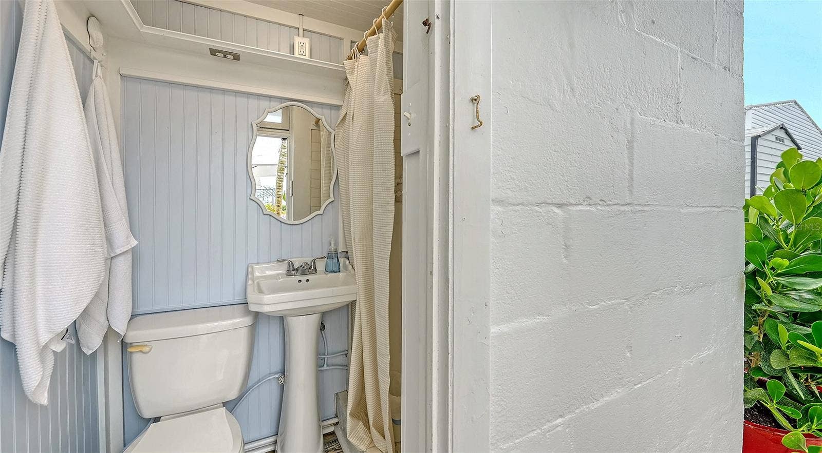 Second bathroom/Outdoor bathhouse