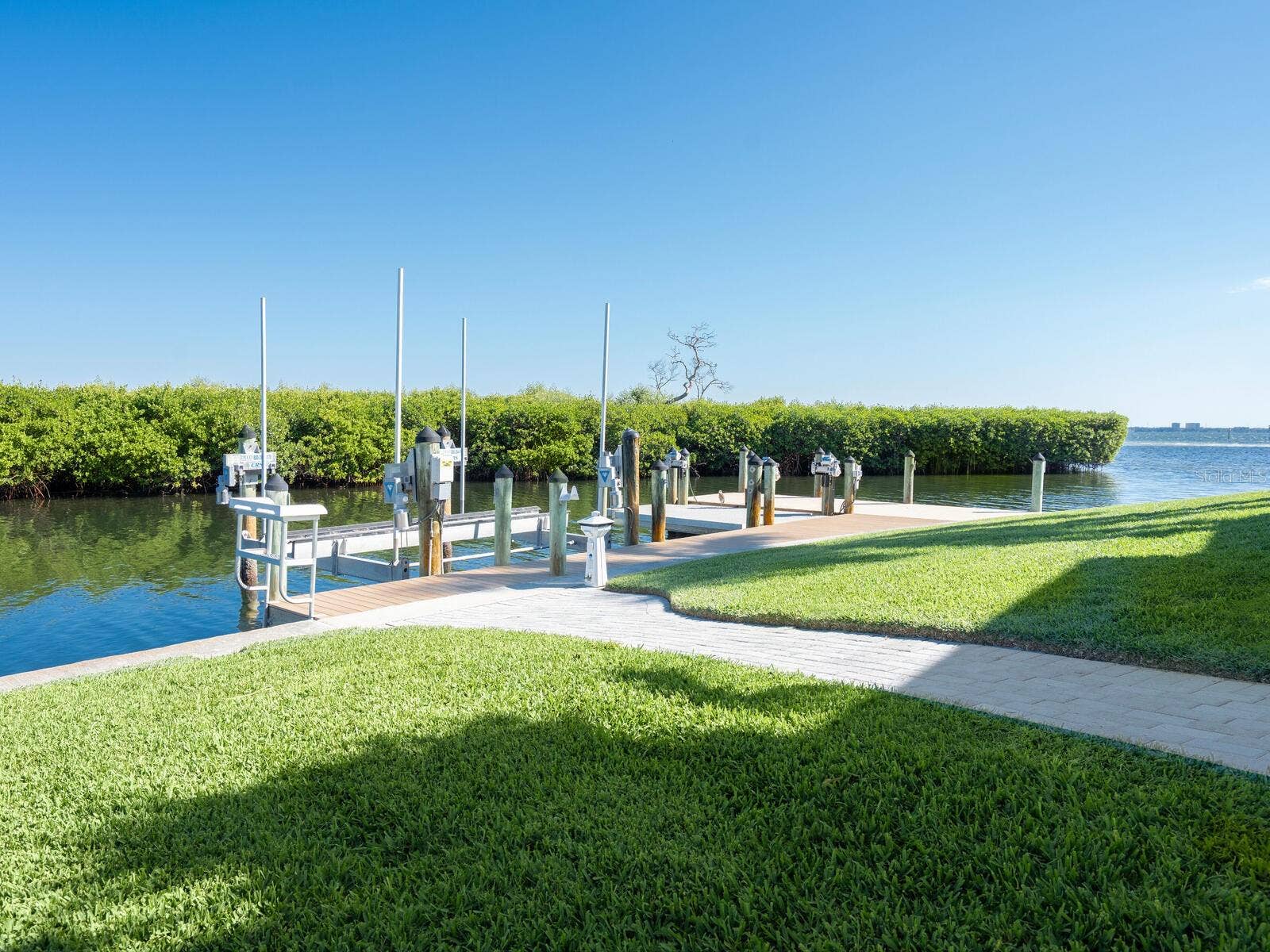560 HARBOR POINT ROAD, Longboat Key, FL 34228