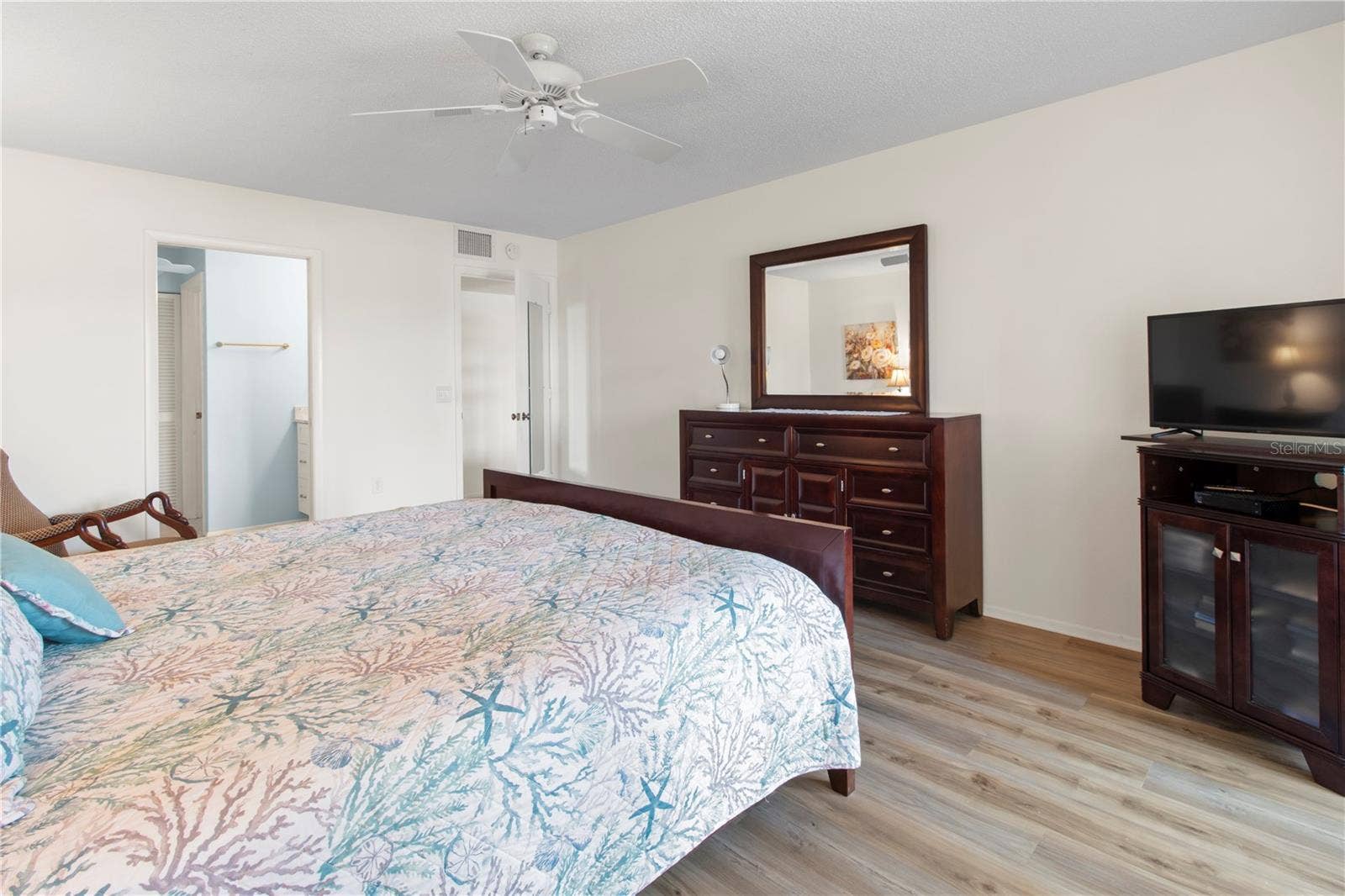 220 LAKEWOOD DRIVE, #220, Bradenton, FL 34210 Primary bedroom.