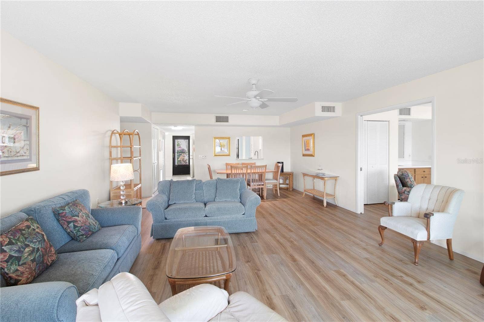 220 LAKEWOOD DRIVE, #220, Bradenton, FL 34210 Living room.