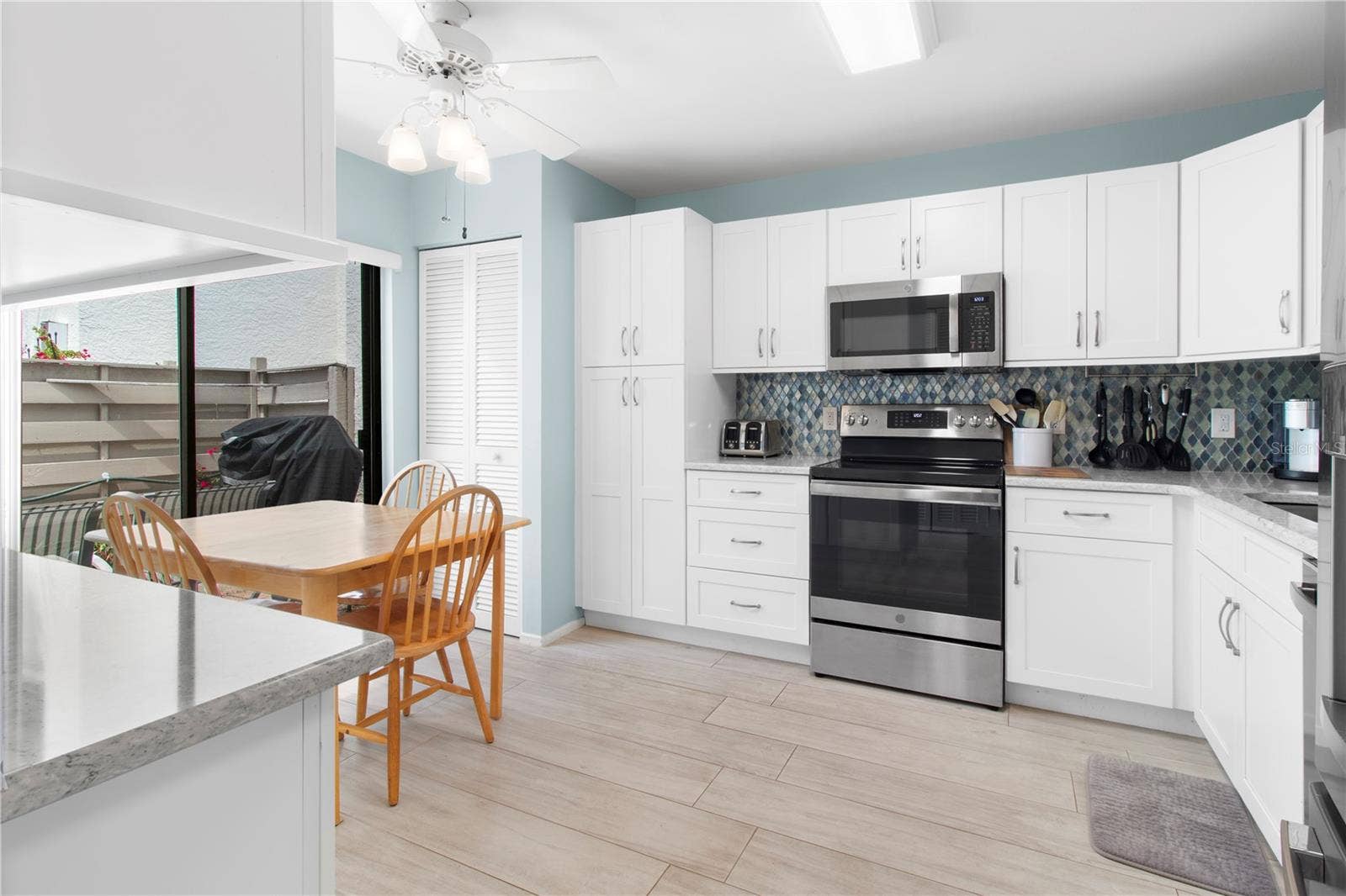 220 LAKEWOOD DRIVE, #220, Bradenton, FL 34210 Incredibly nice kitchen.