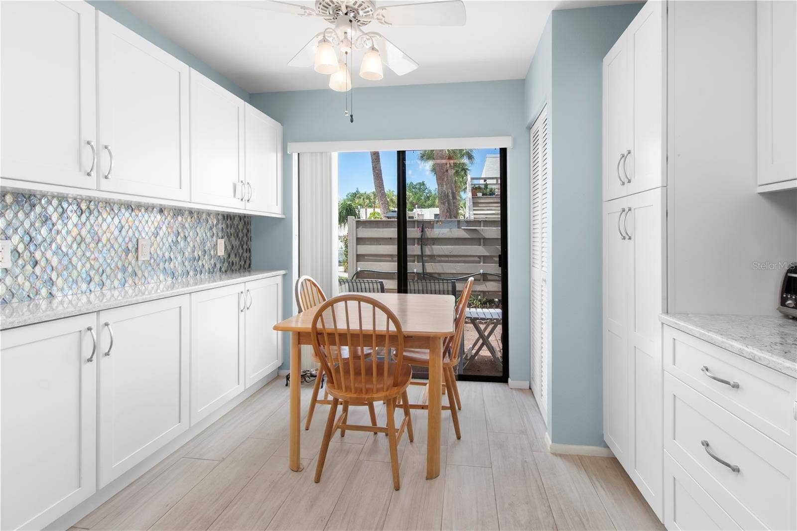 220 LAKEWOOD DRIVE, #220, Bradenton, FL 34210 Kitchen. Look at the backsplash.