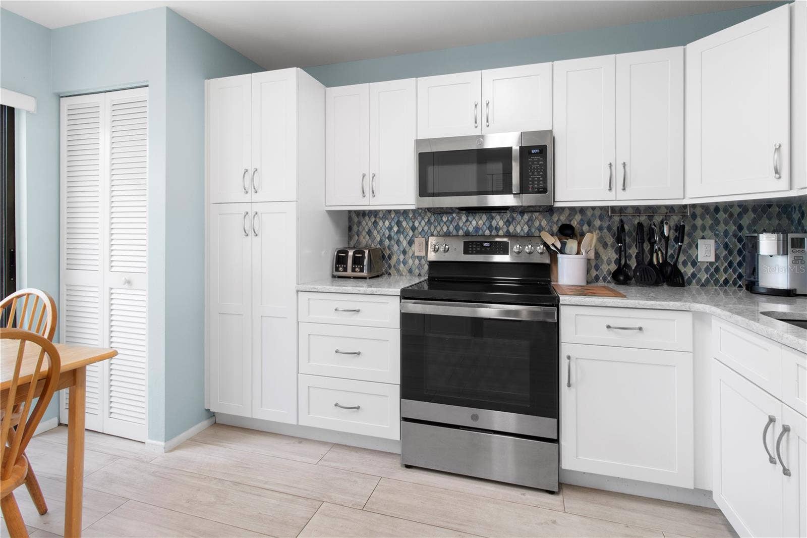 220 LAKEWOOD DRIVE, #220, Bradenton, FL 34210 Upgraded kitchen.