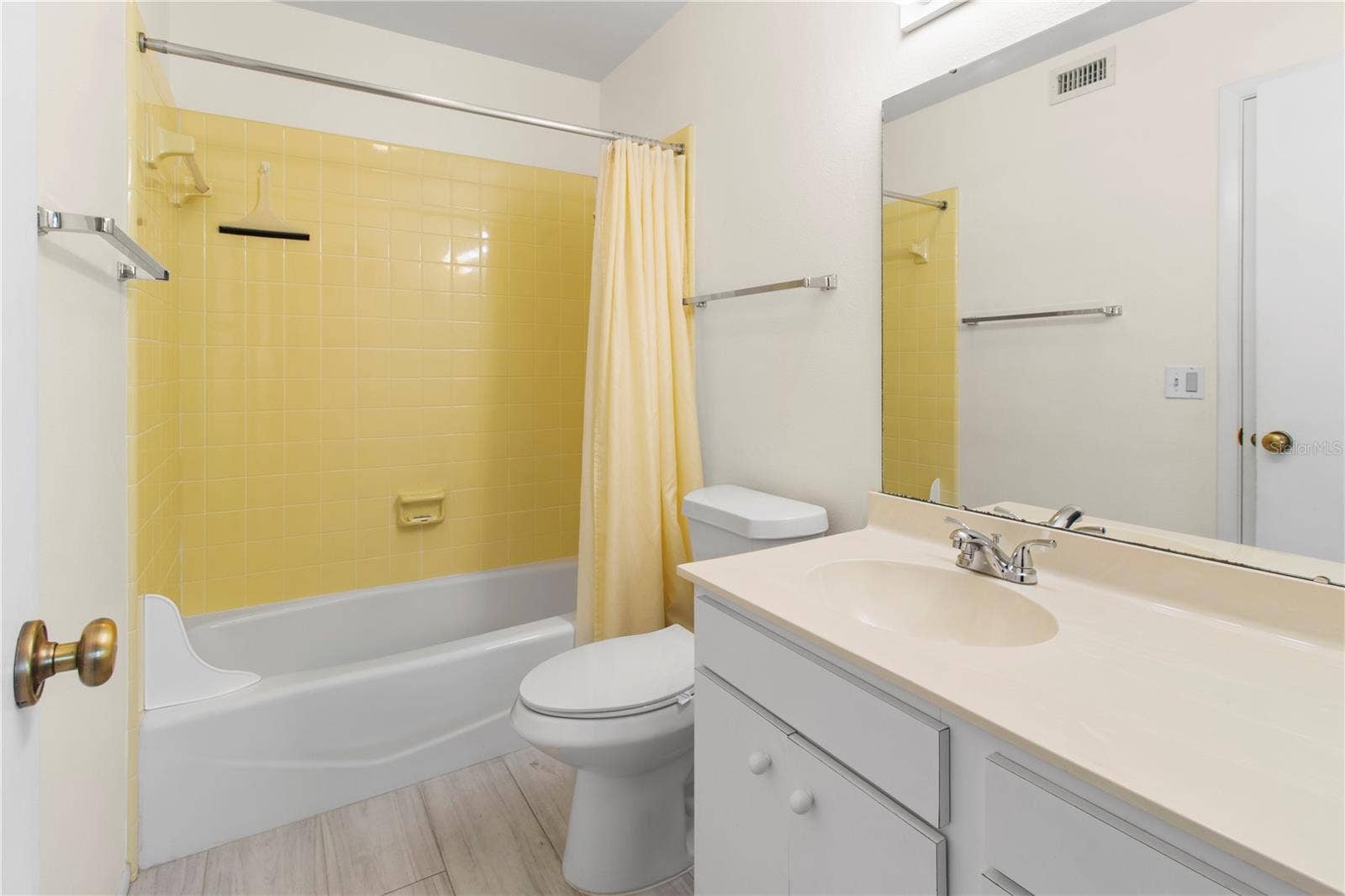 220 LAKEWOOD DRIVE, #220, Bradenton, FL 34210 Guest bathroom.