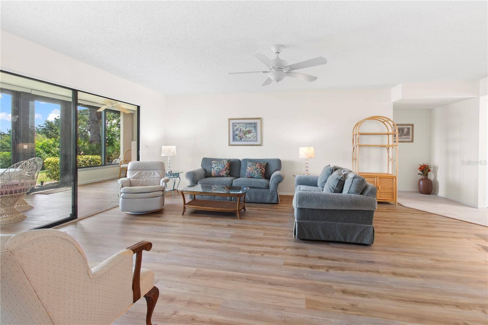 220 LAKEWOOD DRIVE, #220, Bradenton, FL 34210 Living room.