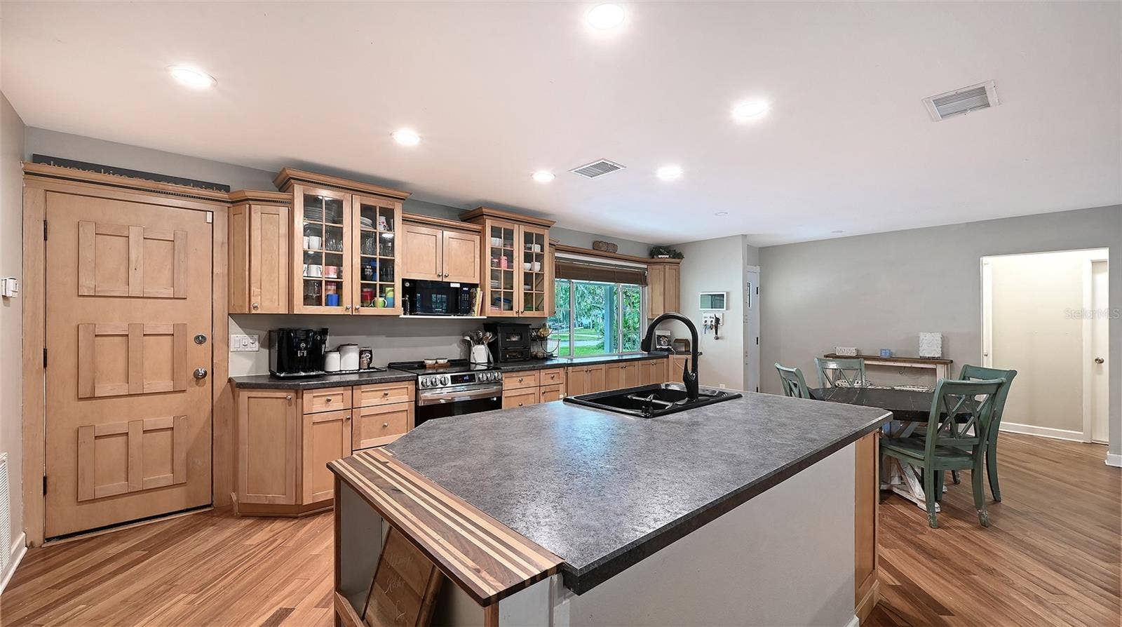 5107 WOODLAWN CIRCLE W, Palmetto, FL 34221 5107 WOODLAWN CIRCLE W, Palmetto, FL 34221